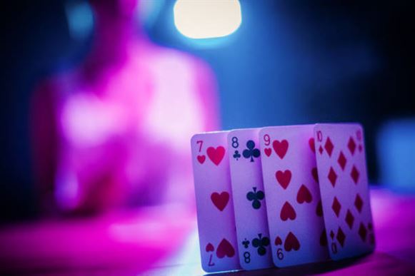 Online Poker Stratégia: Növeld a Nyereséged és Verj Meg Ellenfeleket