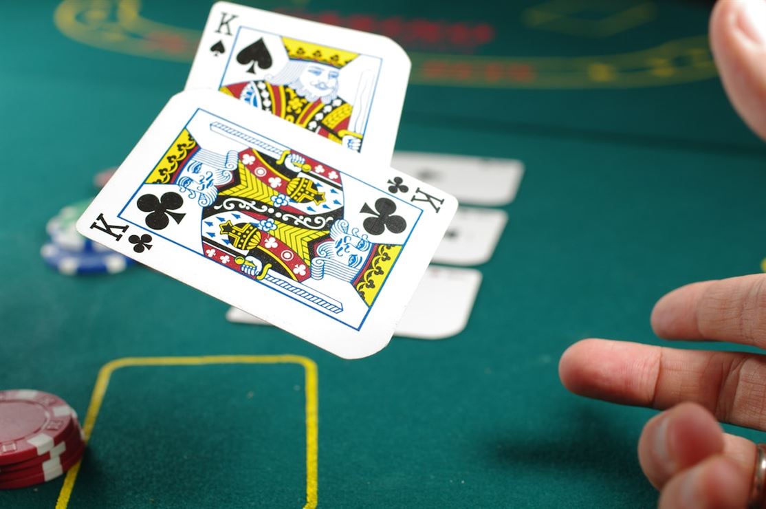 Online póker tippek: A játék elsajátítása és a virtuális asztalok uralása
