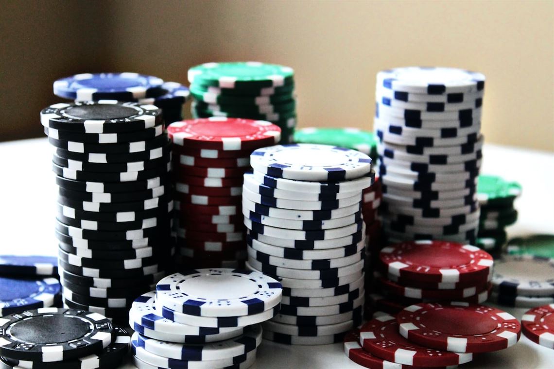A csúcsra jutás: Hódítsd meg az online pókerversenyeket ügyességgel és stratégiával