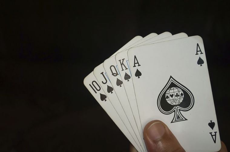 Mélyre merülés a póker stratégiában: A játék elsajátítása és az asztalok uralása