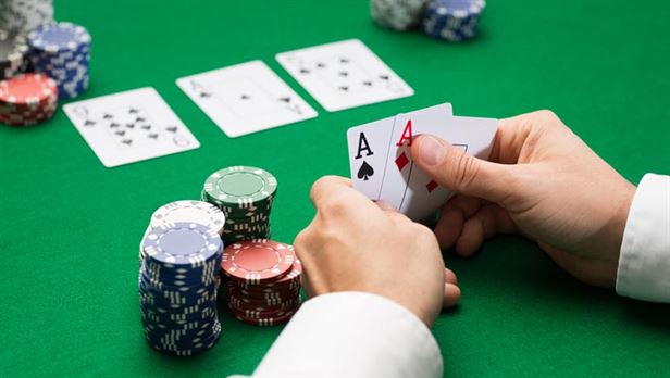 Sit-N-Go vs. Zaplanowane Turnieje: Wybór Odpowiedniej Bitwy Pokerowej